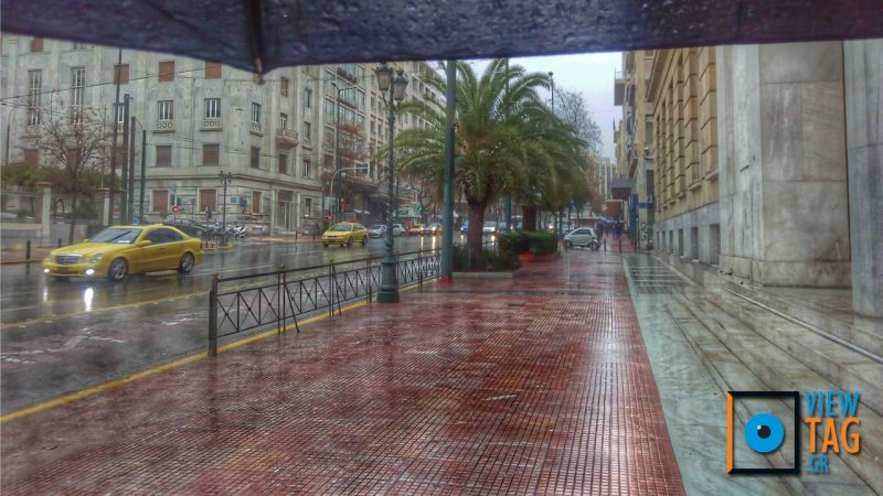 Mood of the day: προσοχή ομπρελοφόροι δημιουργούν τράφικ τζαμ