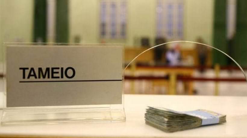 Ουζάκι και χταπόδι λιαστό