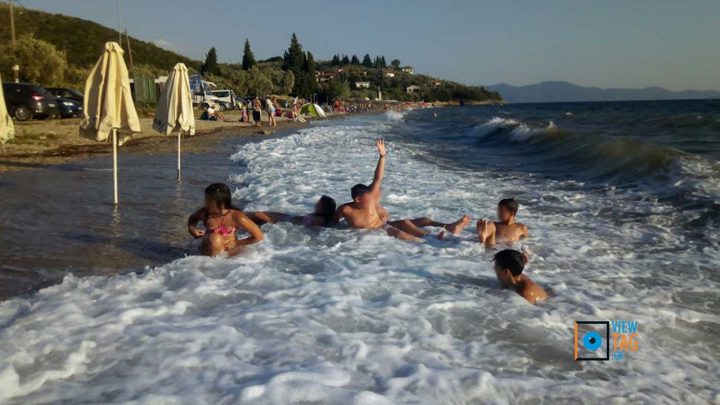 Παιχνίδι εκεί που σκάει το κύμα