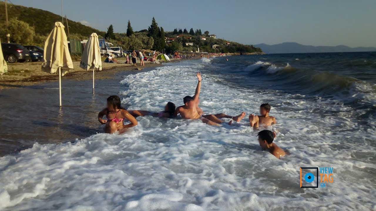 Παιχνίδι εκεί που σκάει το κύμα