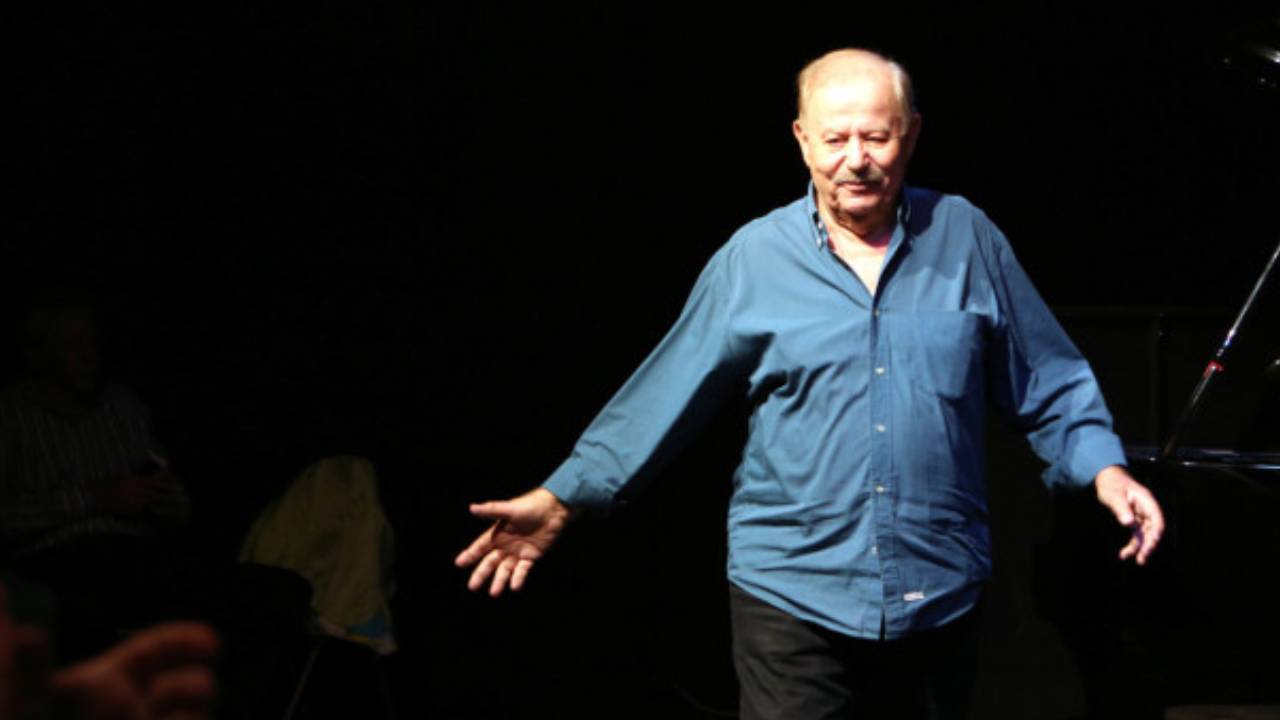 αποχαιρετά τον Γιάννη Σπανό