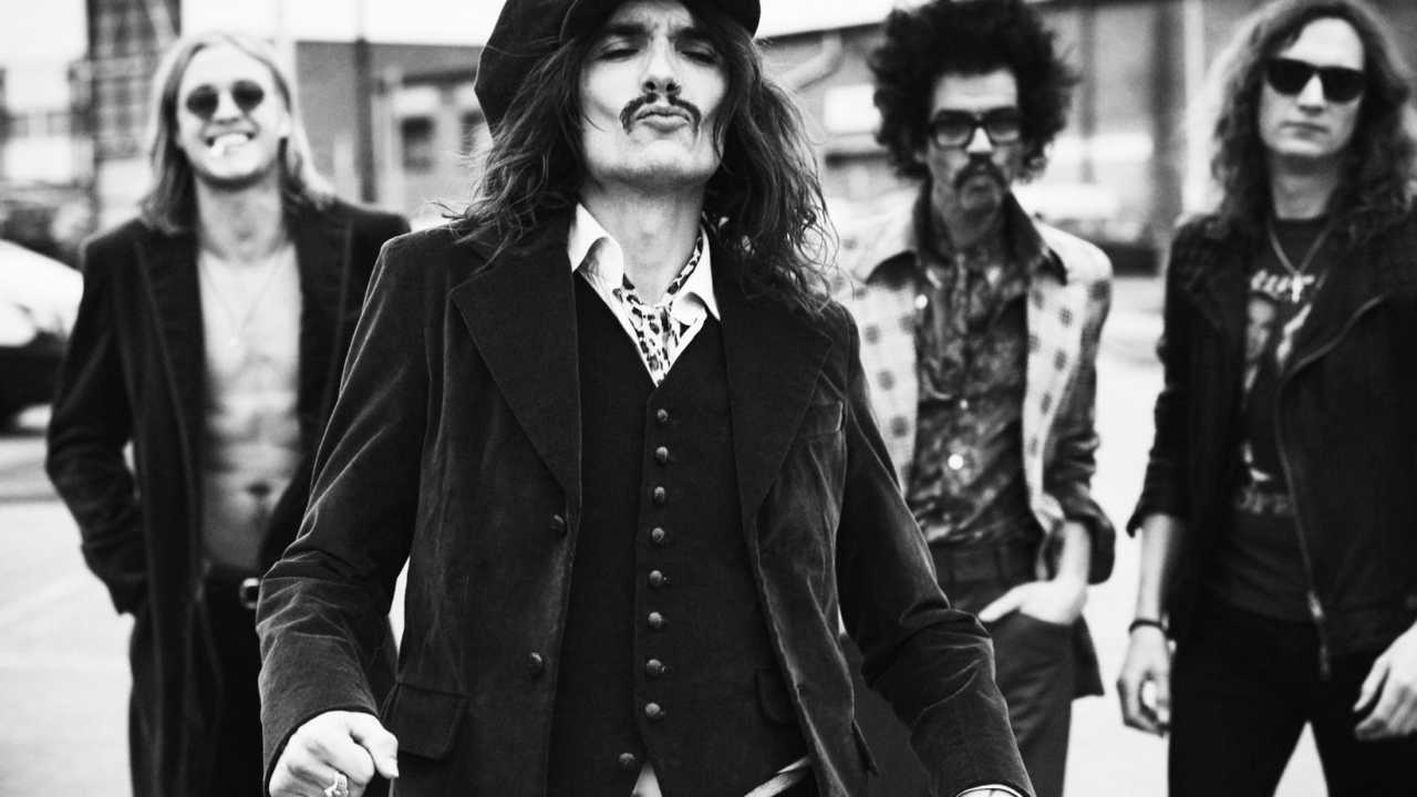 THE DARKNESS - HEART EXPLODES