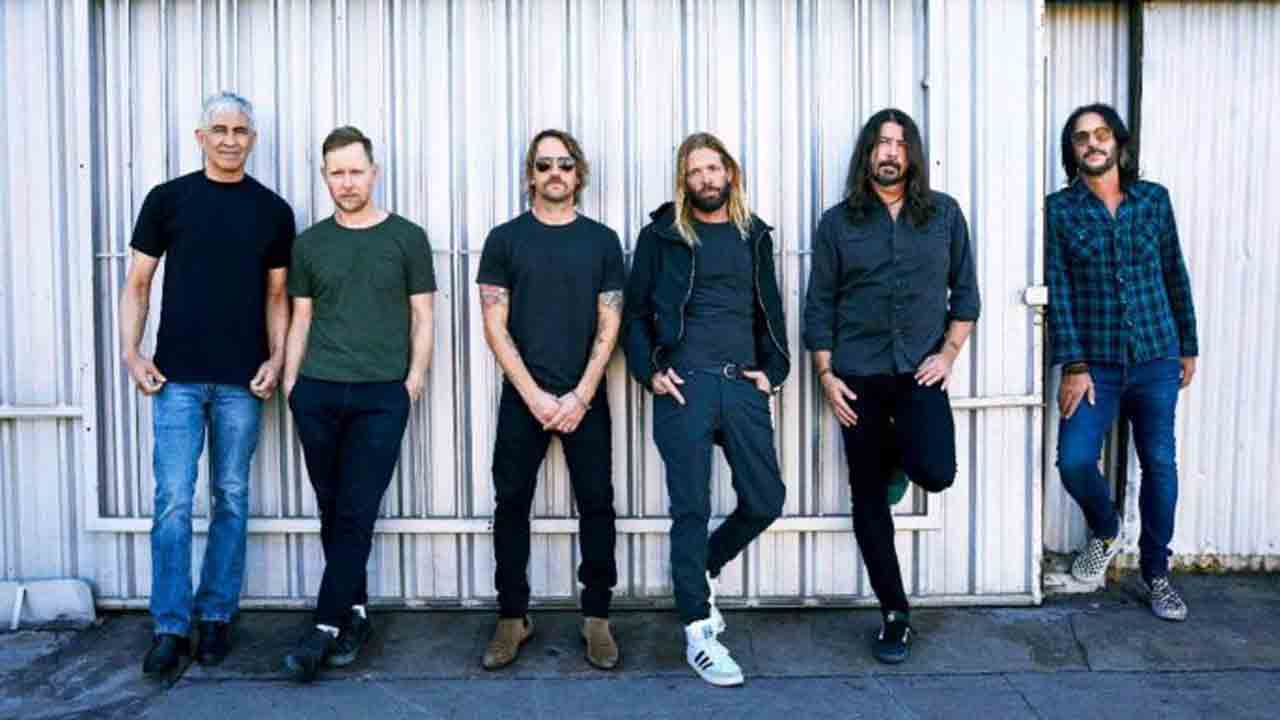 FOO FIGHTERS – WAITING ON A WAR