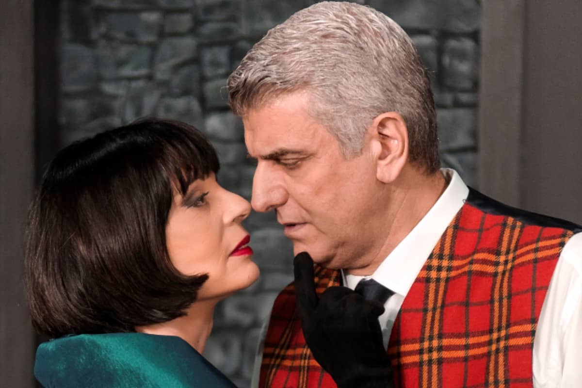 i pagida tou romper toma se skinothesia petrou zoulia kanei premiera sto theatro petras stin petroupoli