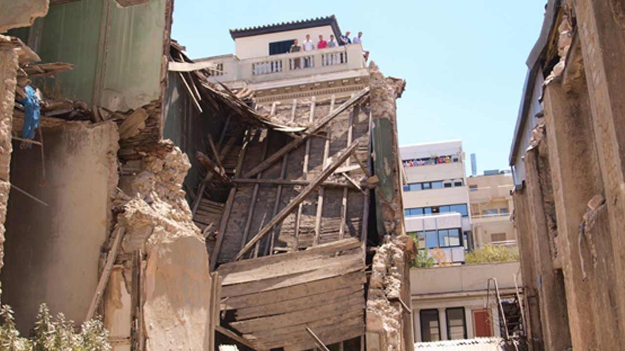 Στα συντρίμμια